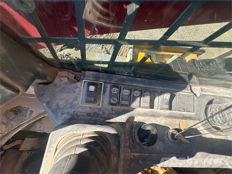 Takeuchi TL10V2-CRH Two-Speed Compact Track Loader Carregadoras de direcção deslizante