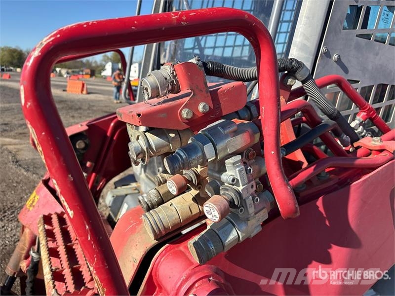 Takeuchi TL10V2-CRH Two-Speed Compact Track Loader Carregadoras de direcção deslizante