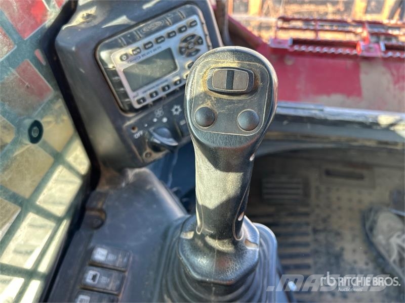 Takeuchi TL12V2 لوادر انزلاقية التوجيه