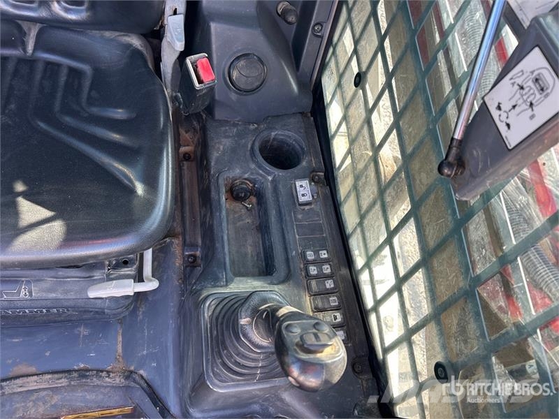 Takeuchi TL12V2 لوادر انزلاقية التوجيه