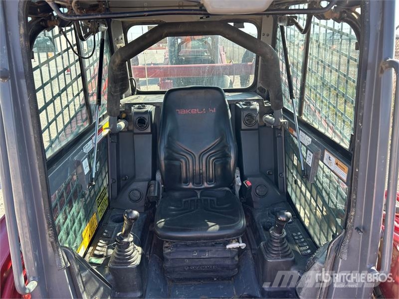 Takeuchi TL12V2 لوادر انزلاقية التوجيه