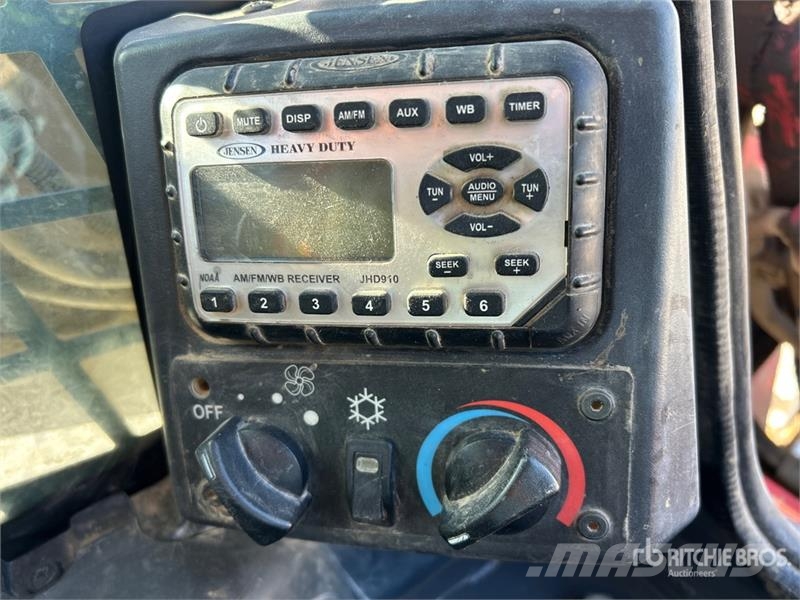 Takeuchi TL12V2 لوادر انزلاقية التوجيه