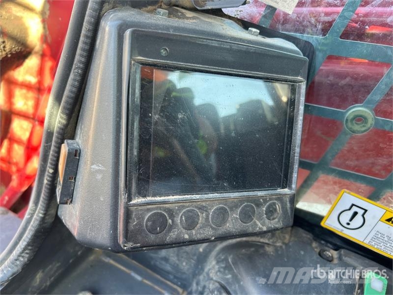 Takeuchi TL12V2 لوادر انزلاقية التوجيه