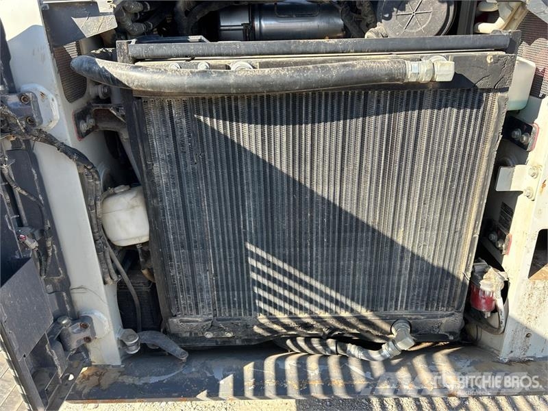 Takeuchi TL12V2 لوادر انزلاقية التوجيه