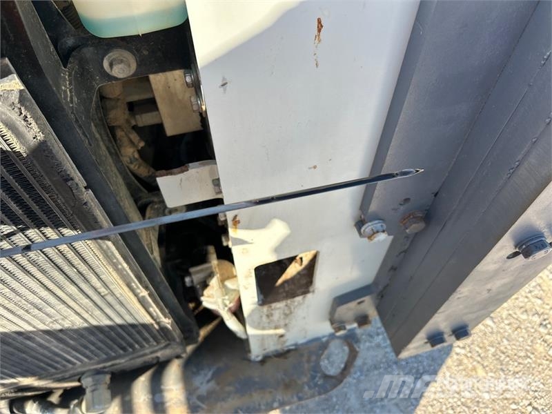 Takeuchi TL12V2 لوادر انزلاقية التوجيه