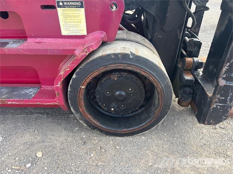 Taylor TC-400L 36600 lb Pneumatic Tire Forklift Forklift trucks - others