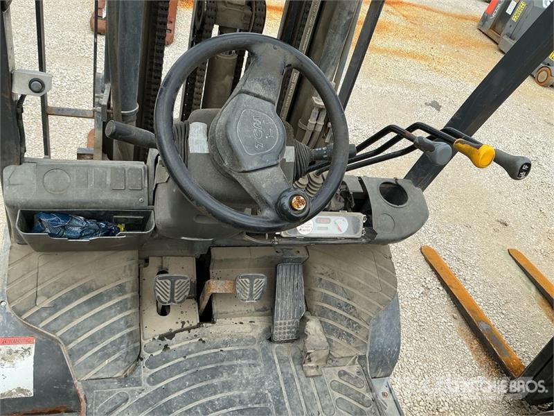 TCM FG25T3L 3700 lb Pneumatic Tire Forklift Šakiniai krautuvai - Kita