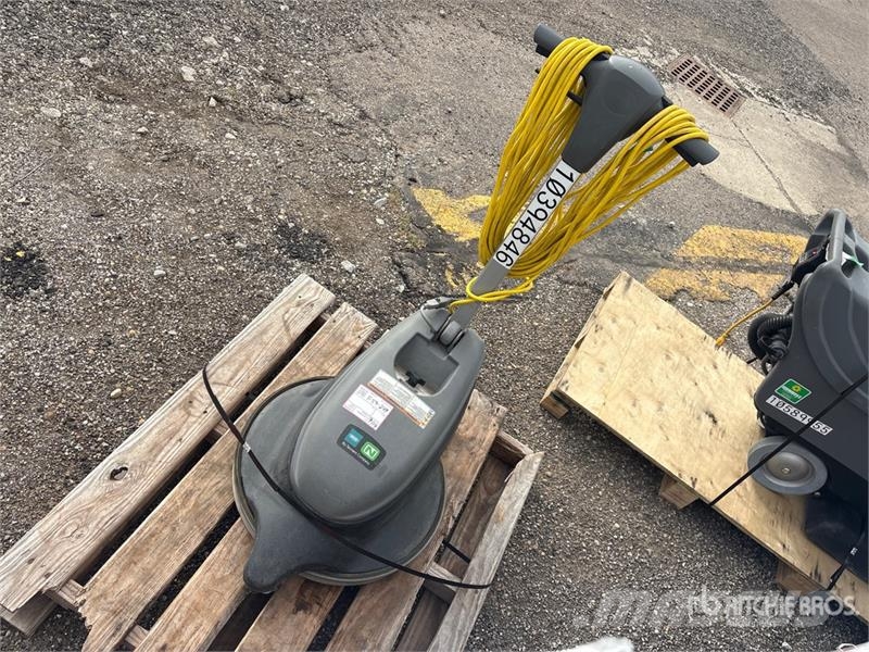 Tennant BR-2000 Walk-Behind Electric Floor Scrubber Otros remolques