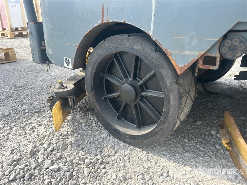 Tennant T17 Ride-On Electric Floor Scrubber Other trailers