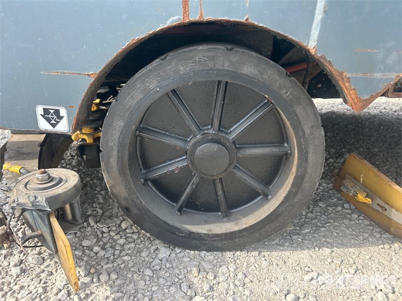 Tennant T17 Ride-On Electric Floor Scrubber Other trailers