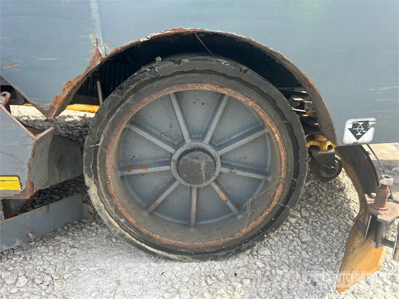 Tennant T17 Ride-On Electric Floor Scrubber Other trailers