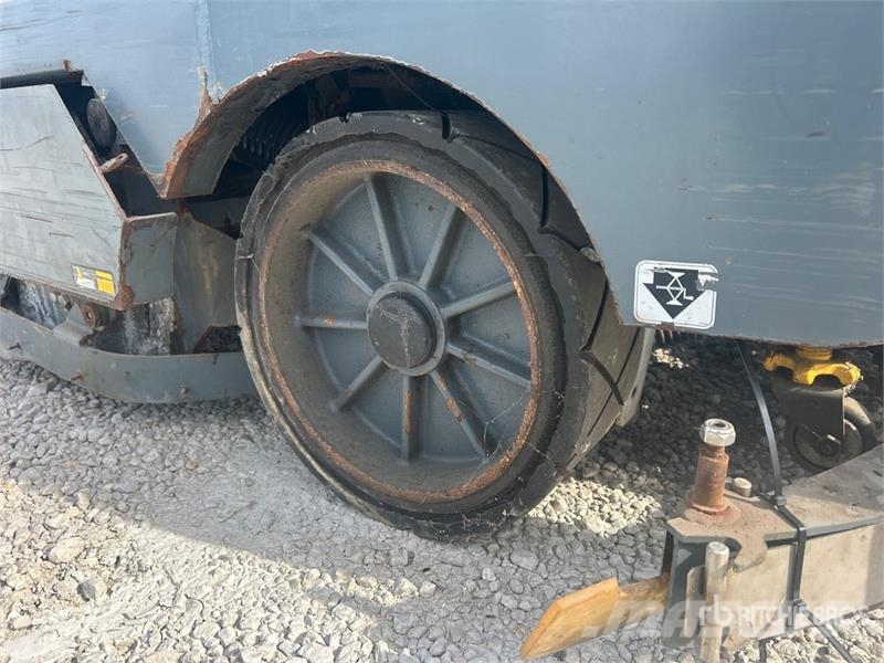Tennant T17 Ride-On Electric Floor Scrubber Other trailers