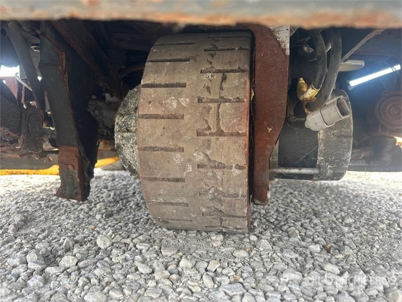 Tennant T17 Ride-On Electric Floor Scrubber Other trailers