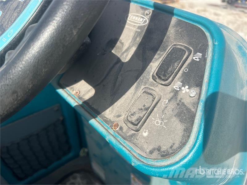 Tennant T17 Ride-On Electric Floor Scrubber Other trailers