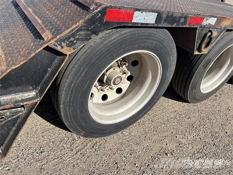 TOWMASTER T110DTG Tri/A Lowboy Trailer Nizki nakladalci