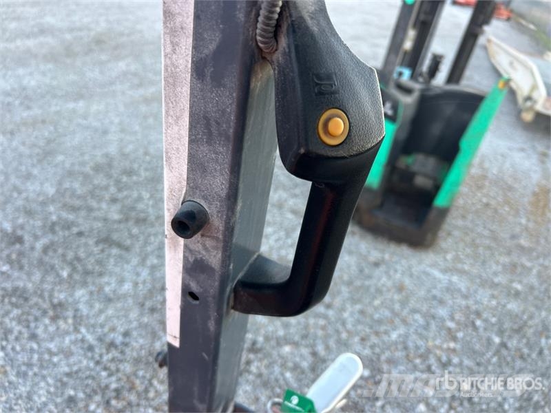 Toyota 8FBCU25 電動堆高機