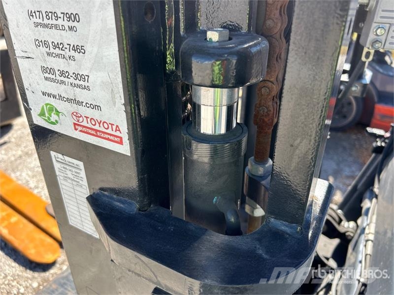 Toyota 8FGCU20 4000 lb Cushion Tire Forklift Övriga motviktstruckar