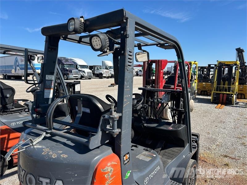 Toyota 8FGCU20 4000 lb Cushion Tire Forklift Gaffeltrucks - andre