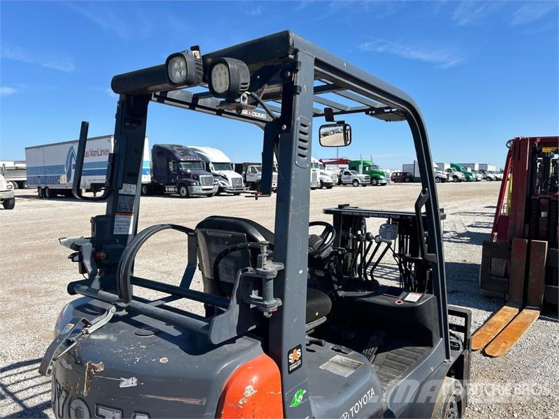 Toyota 8FGCU20 4000 lb Cushion Tire Forklift Gaffeltrucks - andre