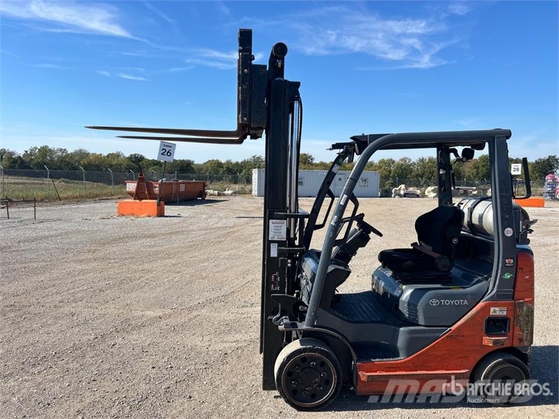 Toyota 8FGCU20 4000 lb Cushion Tire Forklift Gaffeltrucks - andre