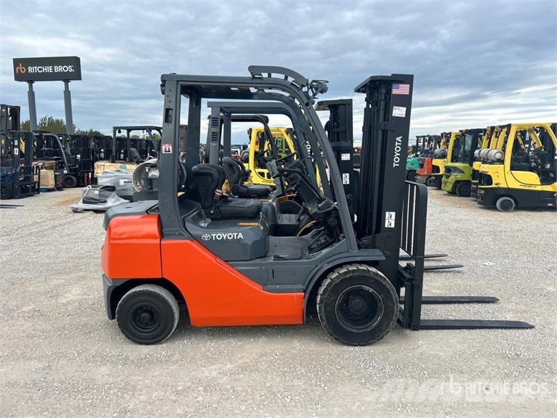 Toyota 8FGU25 4500 lb Pneumatic Tire Forklift Autokrāvēji - citi