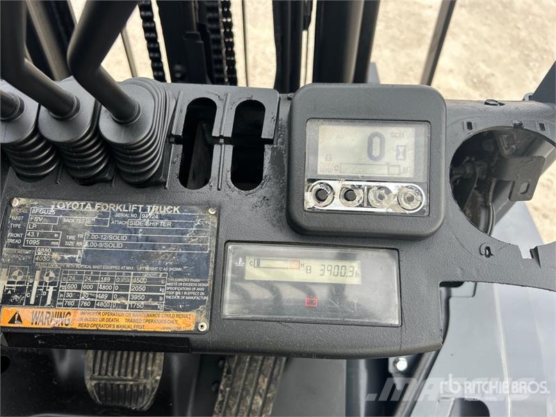 Toyota 8FGU25 4500 lb Pneumatic Tire Forklift Autokrāvēji - citi
