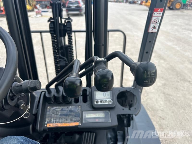 Toyota 8FGU25 4500 lb Pneumatic Tire Forklift Autokrāvēji - citi