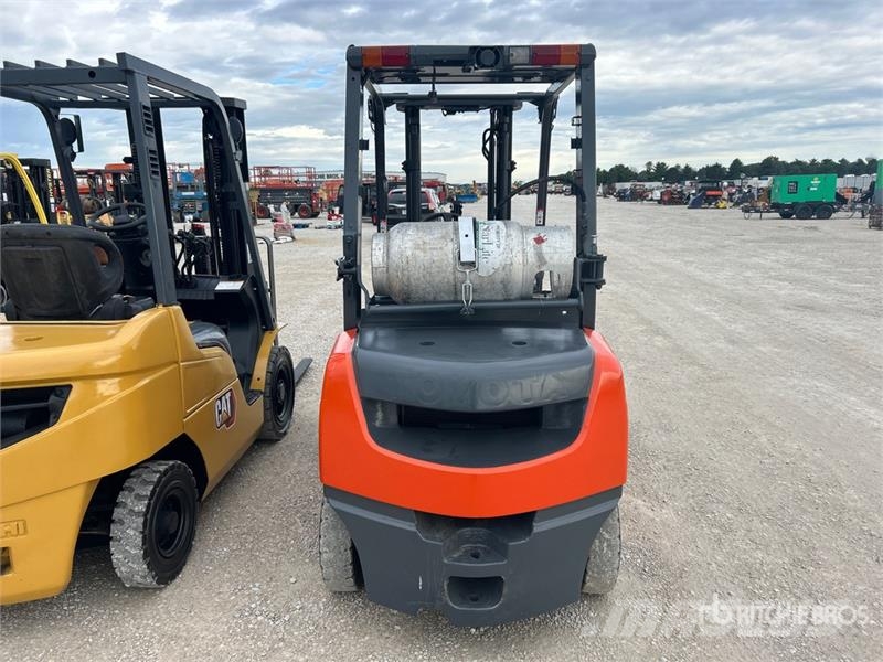 Toyota 8FGU25 4500 lb Pneumatic Tire Forklift Autokrāvēji - citi