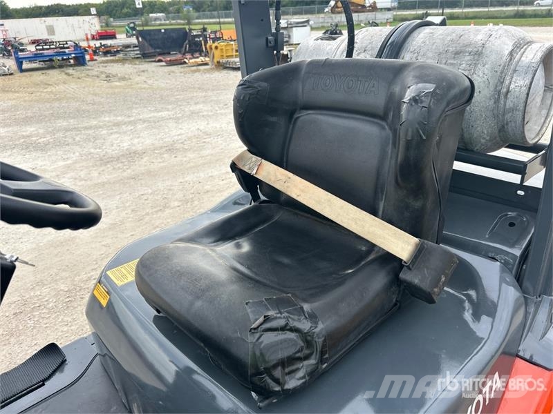 Toyota 8FGU25 4500 lb Pneumatic Tire Forklift Autokrāvēji - citi
