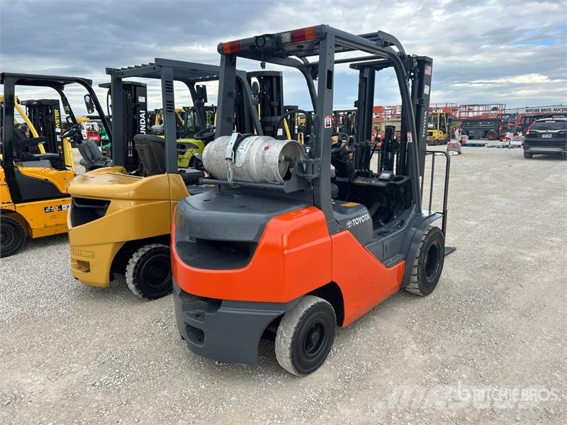 Toyota 8FGU25 4500 lb Pneumatic Tire Forklift Autokrāvēji - citi
