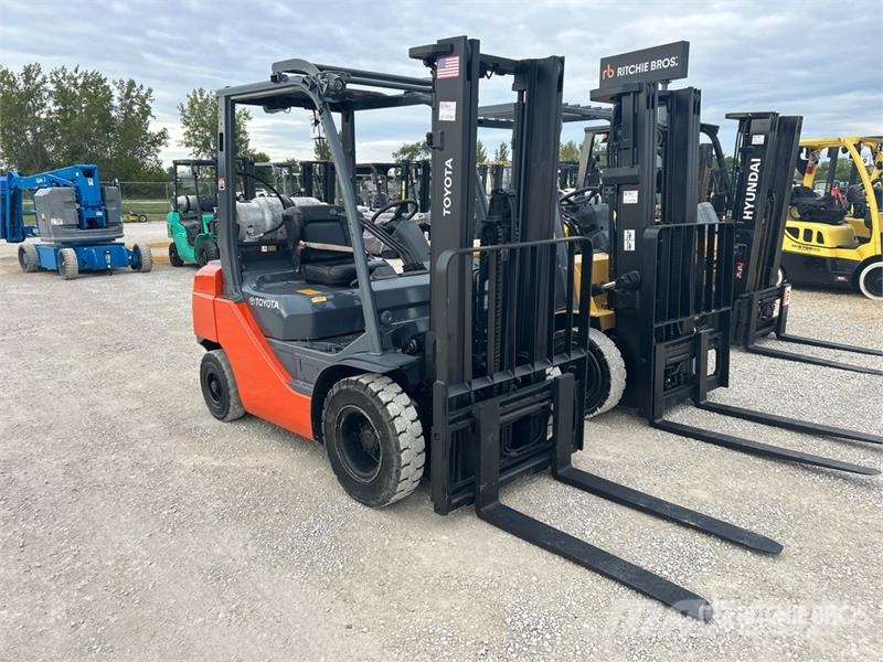 Toyota 8FGU25 4500 lb Pneumatic Tire Forklift Autokrāvēji - citi