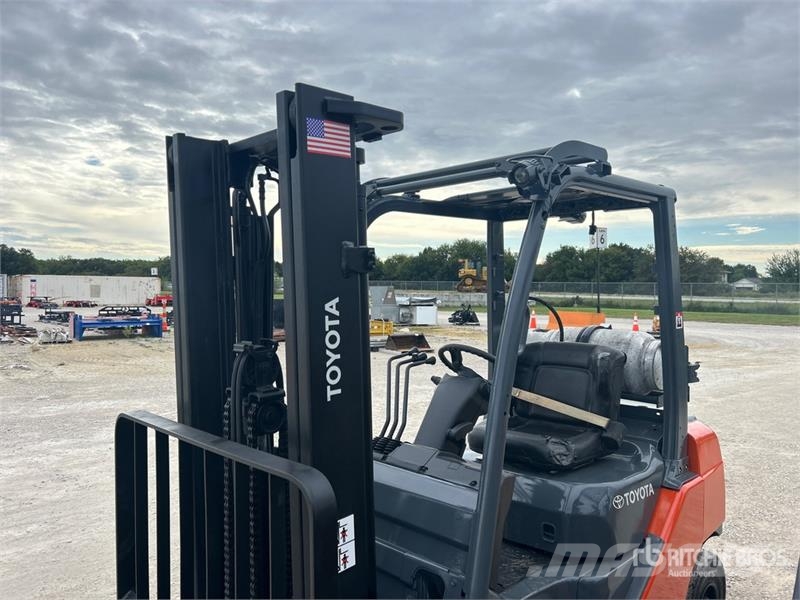 Toyota 8FGU25 4500 lb Pneumatic Tire Forklift Autokrāvēji - citi