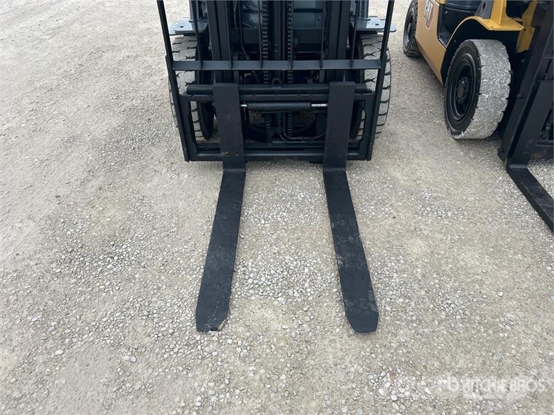 Toyota 8FGU25 4500 lb Pneumatic Tire Forklift Autokrāvēji - citi