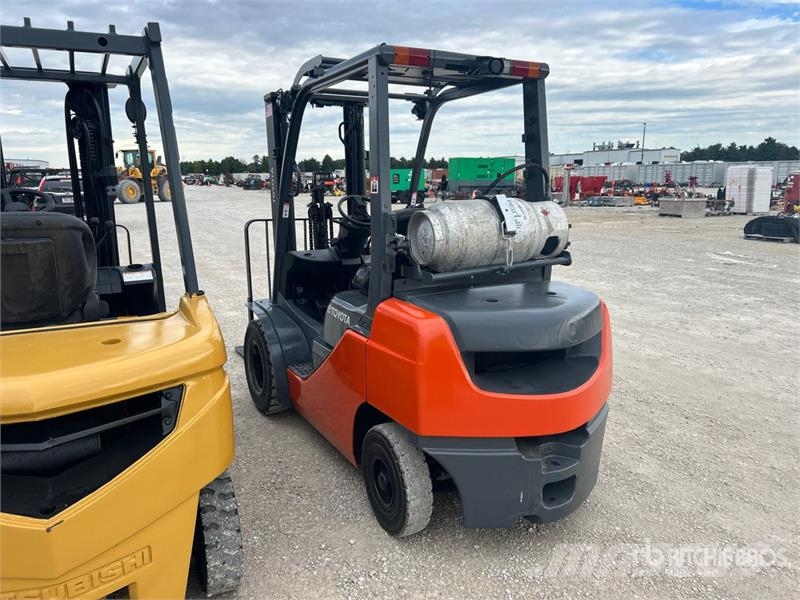Toyota 8FGU25 4500 lb Pneumatic Tire Forklift Autokrāvēji - citi