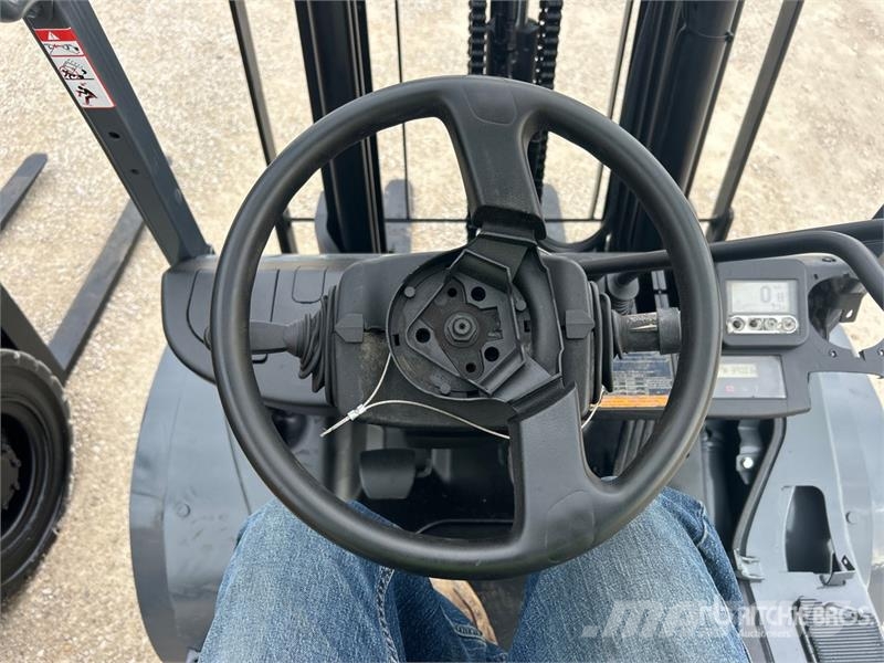 Toyota 8FGU25 4500 lb Pneumatic Tire Forklift Autokrāvēji - citi