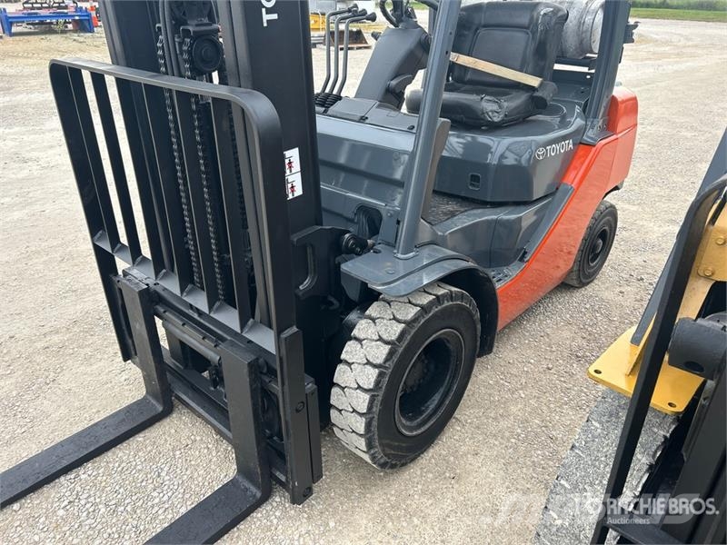 Toyota 8FGU25 4500 lb Pneumatic Tire Forklift Autokrāvēji - citi