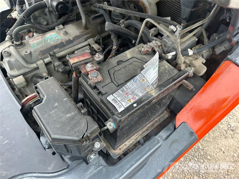 Toyota 8FGU25 4500 lb Pneumatic Tire Forklift Autokrāvēji - citi