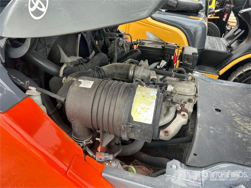Toyota 8FGU25 4500 lb Pneumatic Tire Forklift Autokrāvēji - citi