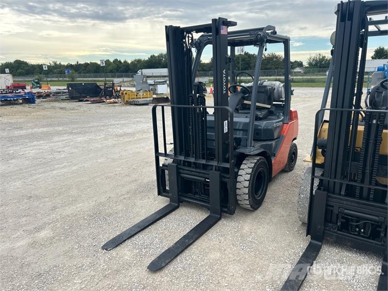 Toyota 8FGU25 4500 lb Pneumatic Tire Forklift Autokrāvēji - citi