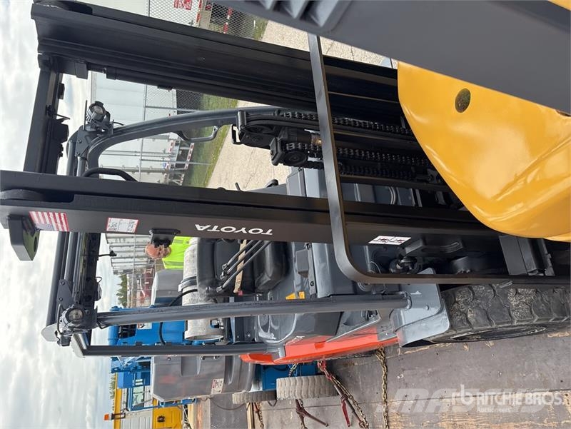 Toyota 8FGU25 5000 lb Pneumatic Tire Forklift Kahveltõstukid - muud