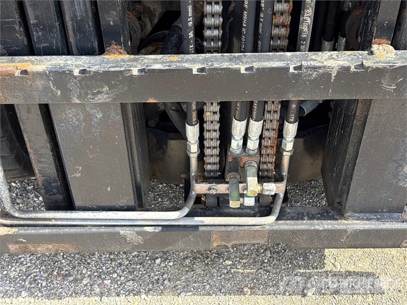 Toyota 8FGU25 6000 lb Pneumatic Tire Forklift Kahveltõstukid - muud