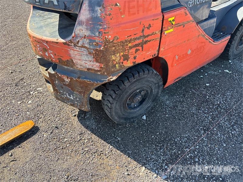 Toyota 8FGU25 6000 lb Pneumatic Tire Forklift Kahveltõstukid - muud