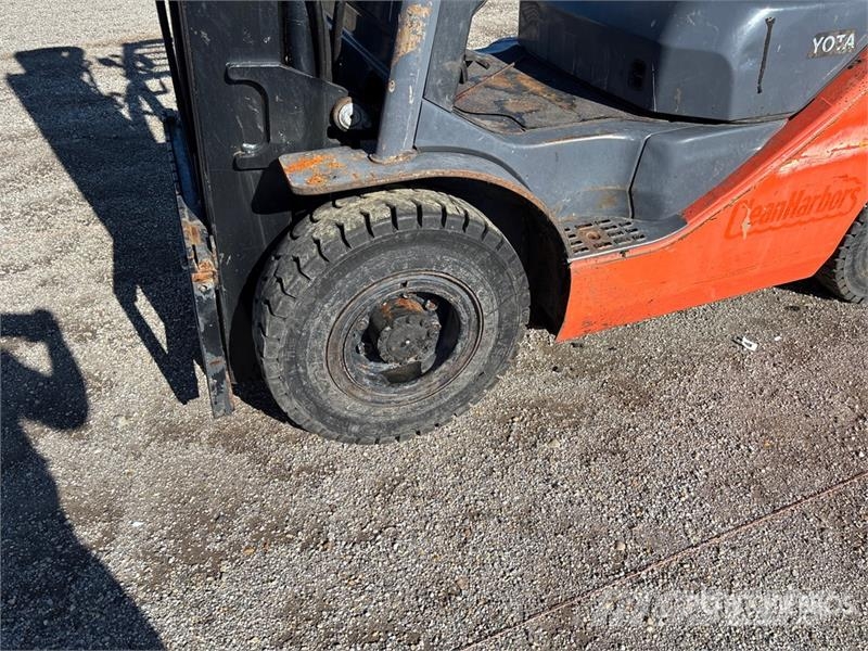 Toyota 8FGU25 6000 lb Pneumatic Tire Forklift Kahveltõstukid - muud