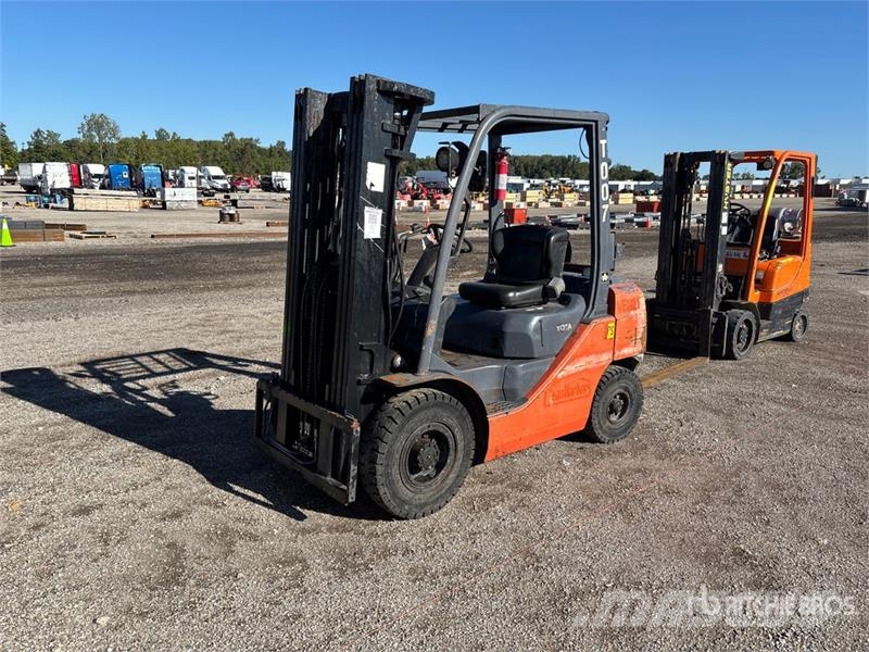 Toyota 8FGU25 6000 lb Pneumatic Tire Forklift Kahveltõstukid - muud