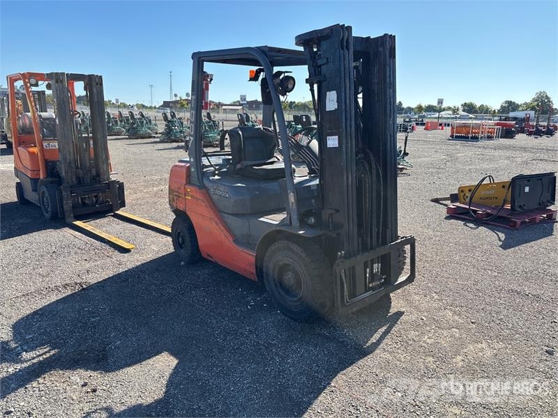 Toyota 8FGU25 6000 lb Pneumatic Tire Forklift Kahveltõstukid - muud