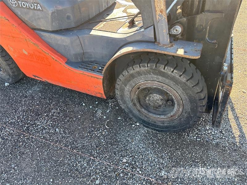 Toyota 8FGU25 6000 lb Pneumatic Tire Forklift Kahveltõstukid - muud