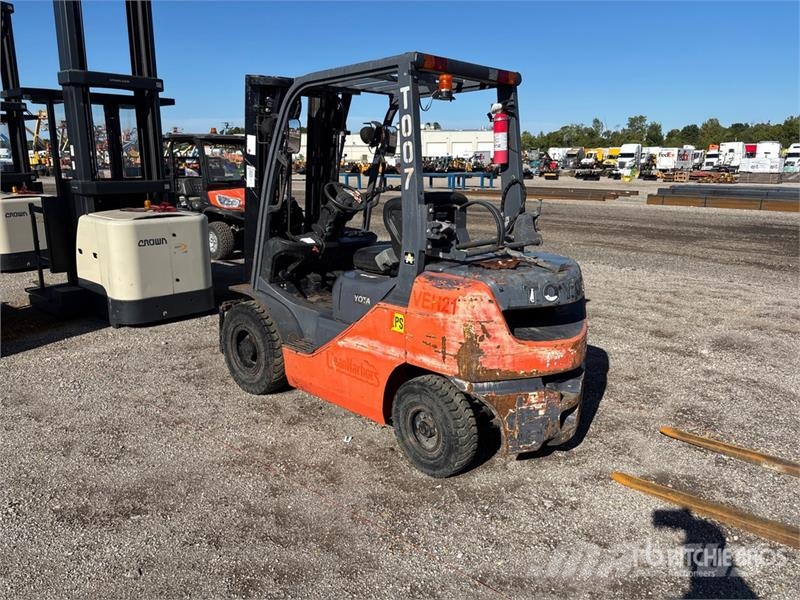 Toyota 8FGU25 6000 lb Pneumatic Tire Forklift Kahveltõstukid - muud