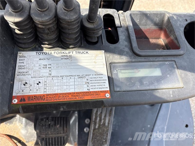 Toyota 8FGU25 6000 lb Pneumatic Tire Forklift Kahveltõstukid - muud