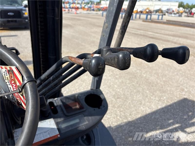 Toyota 8FGU25 6000 lb Pneumatic Tire Forklift Kahveltõstukid - muud