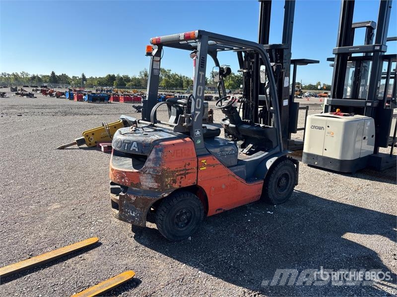 Toyota 8FGU25 6000 lb Pneumatic Tire Forklift Kahveltõstukid - muud